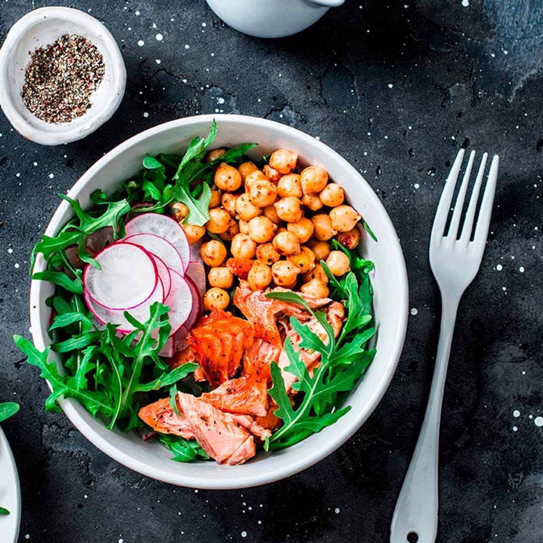 Garbanzos especiados con salmón y rúcula