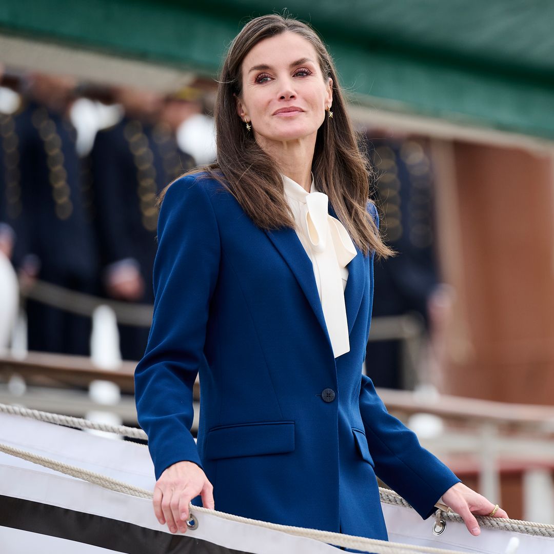 El complemento favorito de la reina Letizia en 2025 es este: muy cómodo y versátil