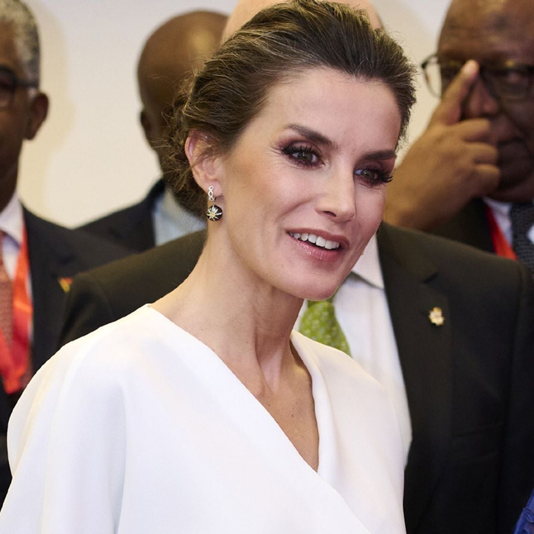 El look binomio (y exprés) de doña Letizia: un falso conjunto de blusa y falda 'wrap'