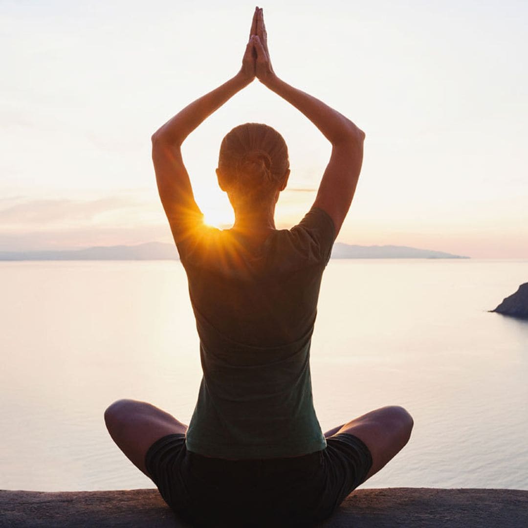 ¿Es mejor practicar yoga al amanecer o después de la jornada laboral?