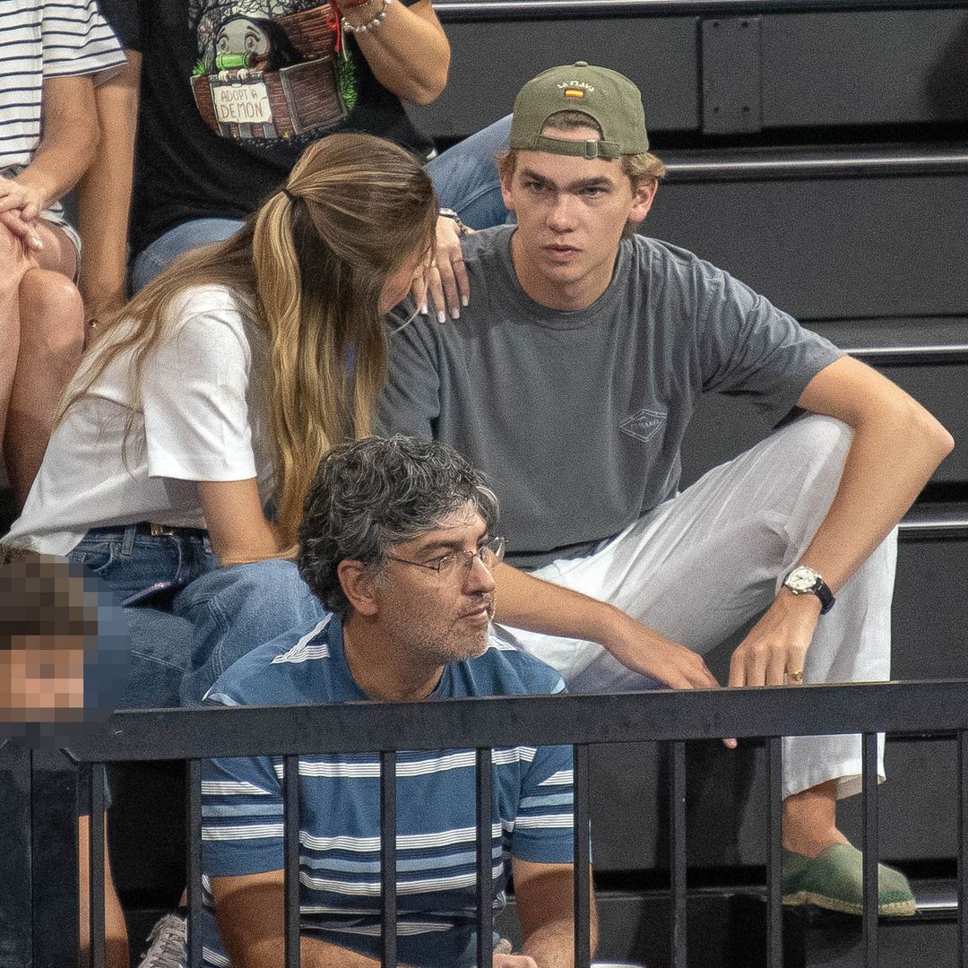 Miguel Urdangarin, muy cómplice con Olympia en un partido de su hermano Pablo