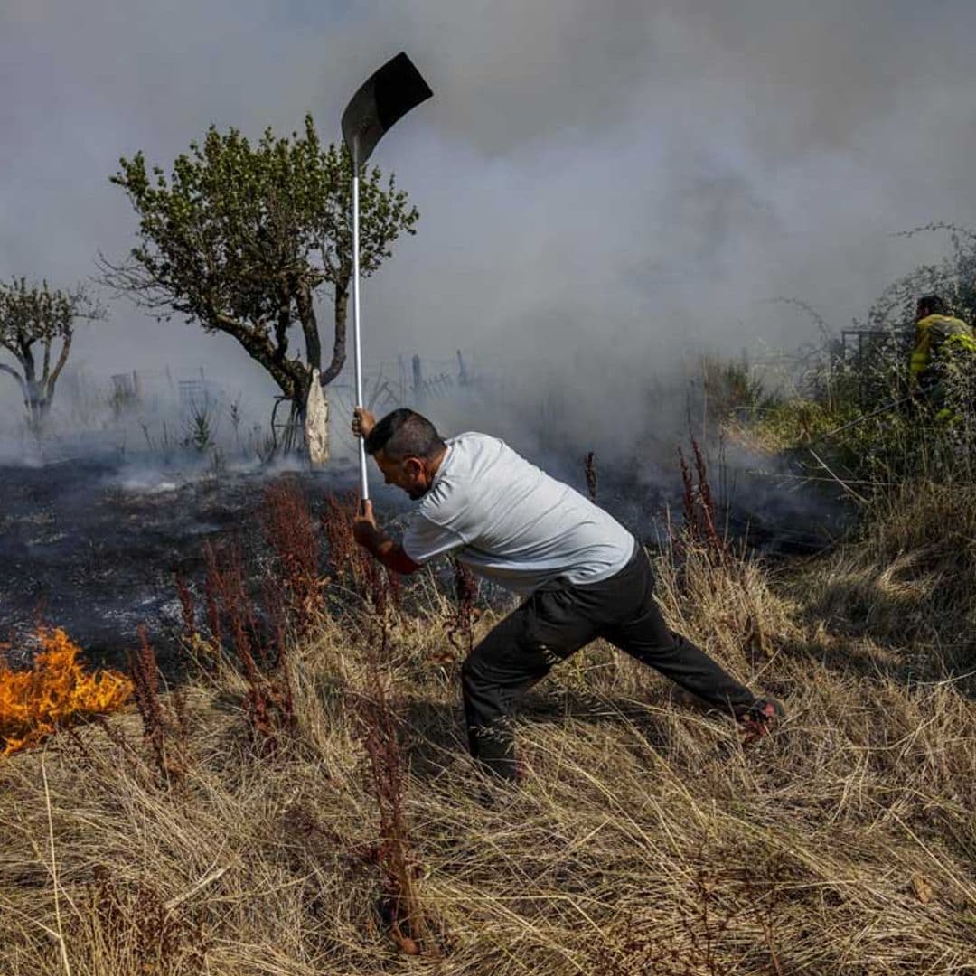 Los héroes anónimos de la ola de incendios que azota España, en imágenes