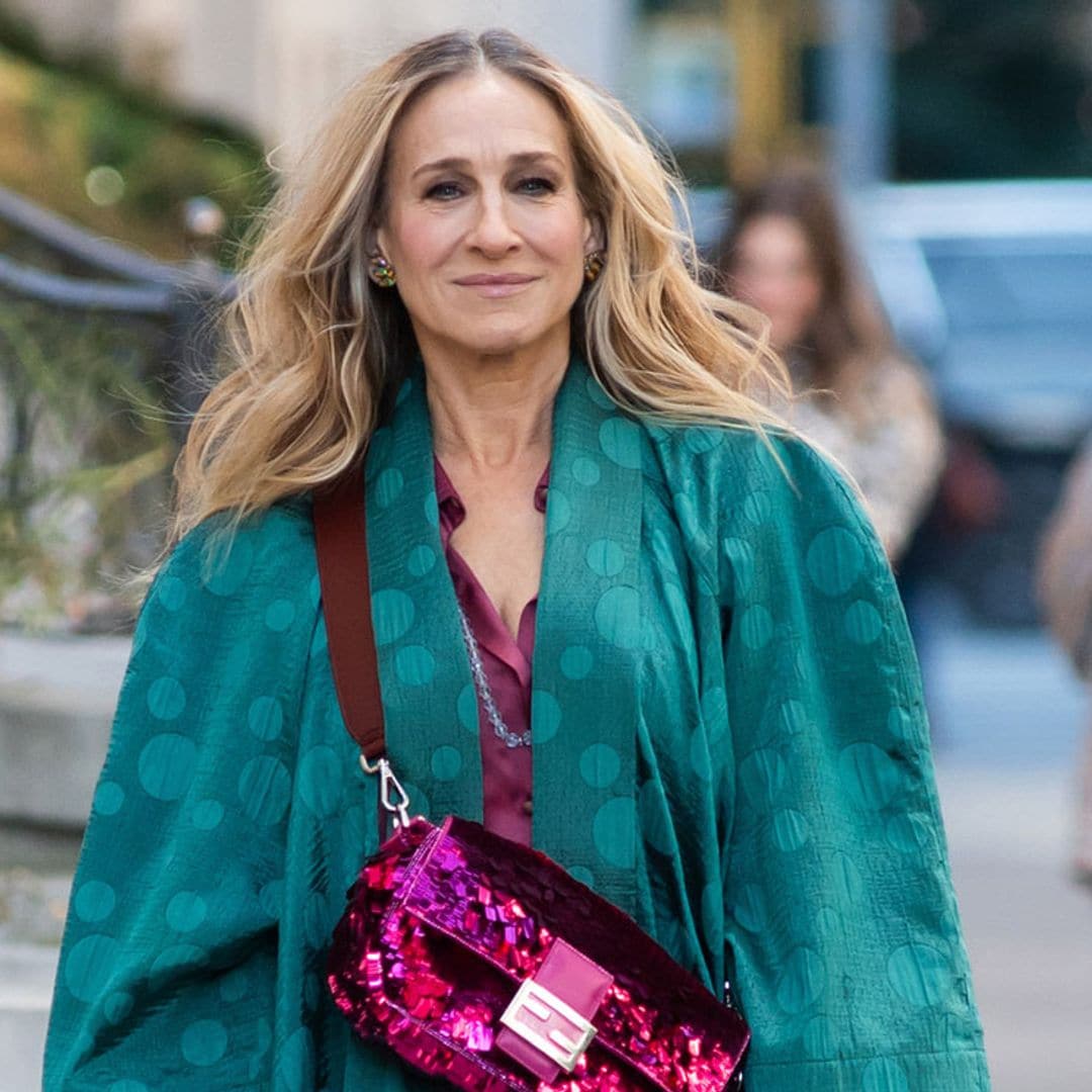 Sarah Jessica Parker ya lleva el color del año, el 'Viva magenta', en su mejor look de invitada