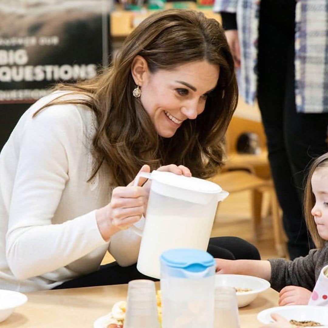 ¡Hora del desayuno! Kate Middleton con las manos en la masa en la cocina del cole