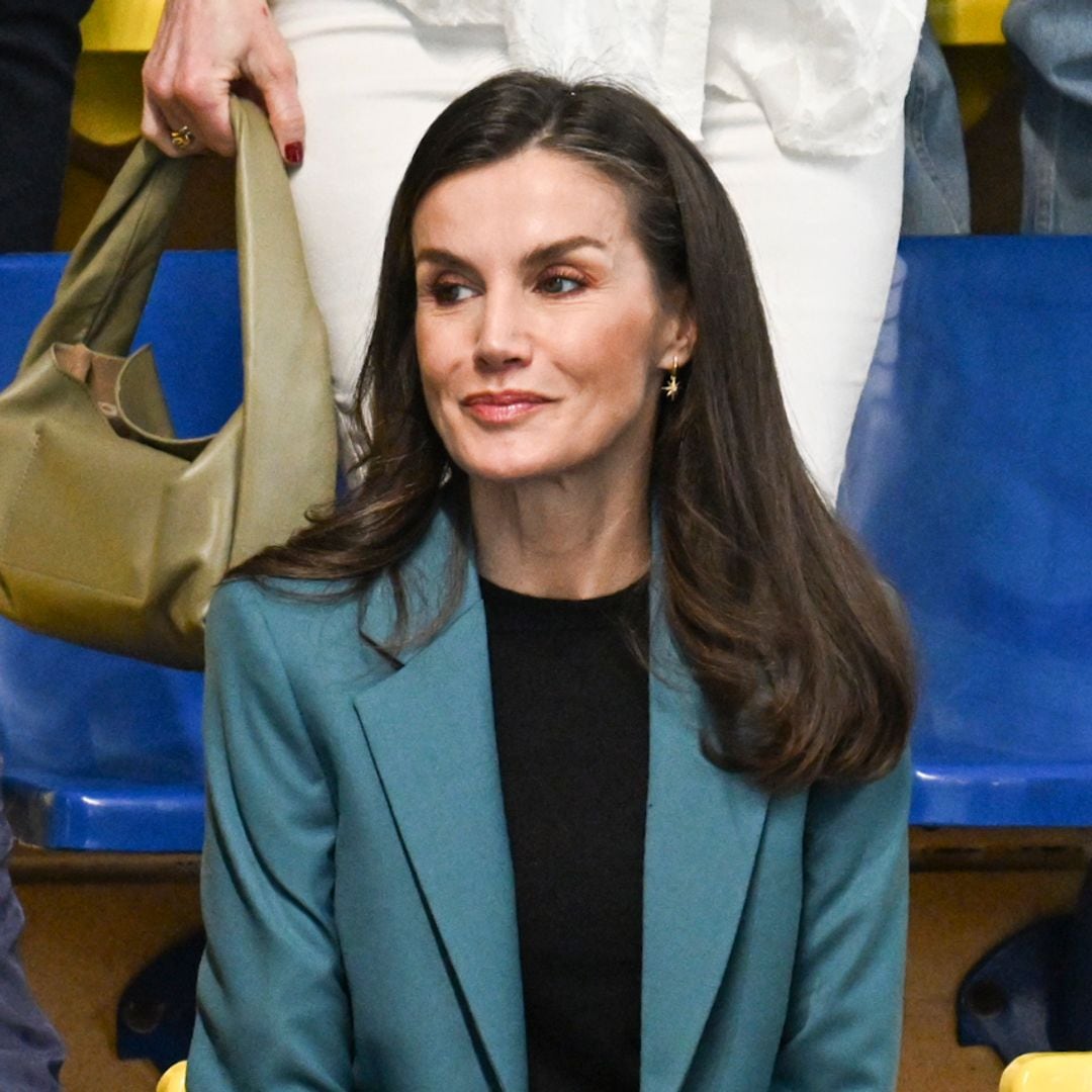 La sobriedad de la Reina con un traje de chaqueta azul y mocasín en Mallorca