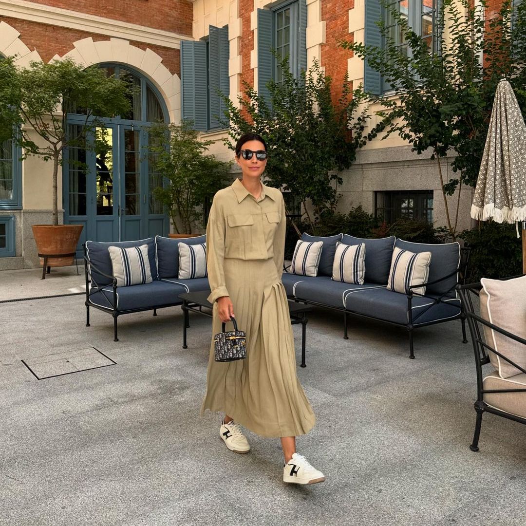 El primer look de Sassa de Osma en su regreso a Madrid: vestido camisero plisado y zapatillas