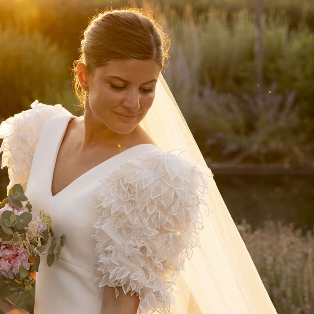 Paula, la novia de las mangas de flores y el velo bordado que se casó con su primer amor