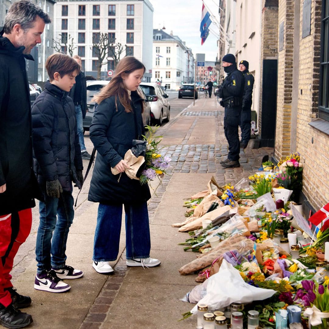 Federico de Dinamarca y sus hijos pequeños, Vincent y Josephine, apoyan a Ucrania con una ofrenda floral