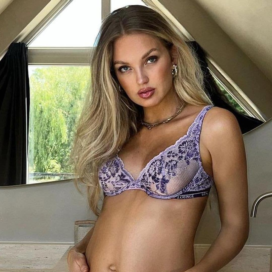 Romee Strijd despeja una gran incógnita de su embarazo con un divertido posado en familia