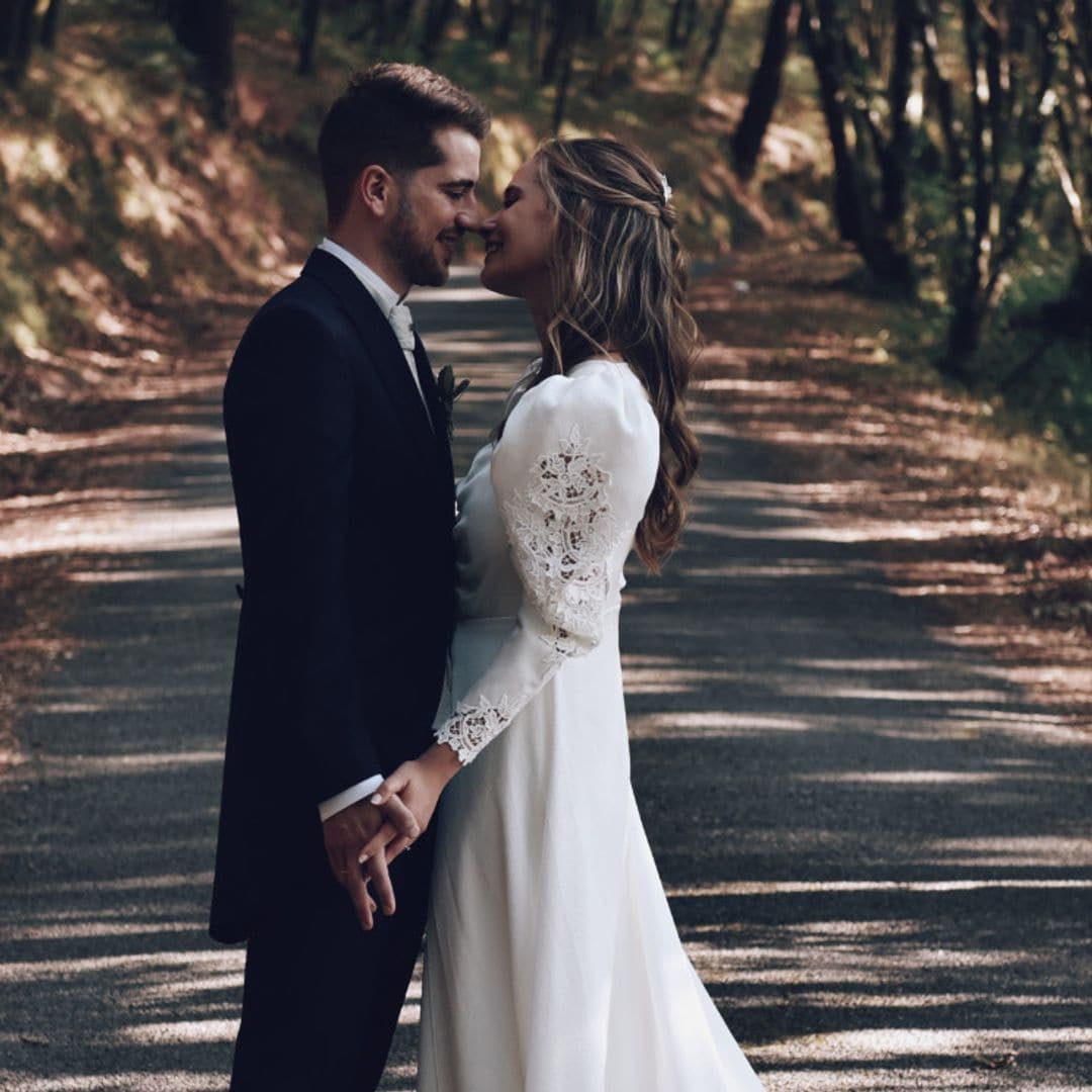 La boda gallega de Paula, la novia del vestido convertible y el abrigo con detalles de encaje