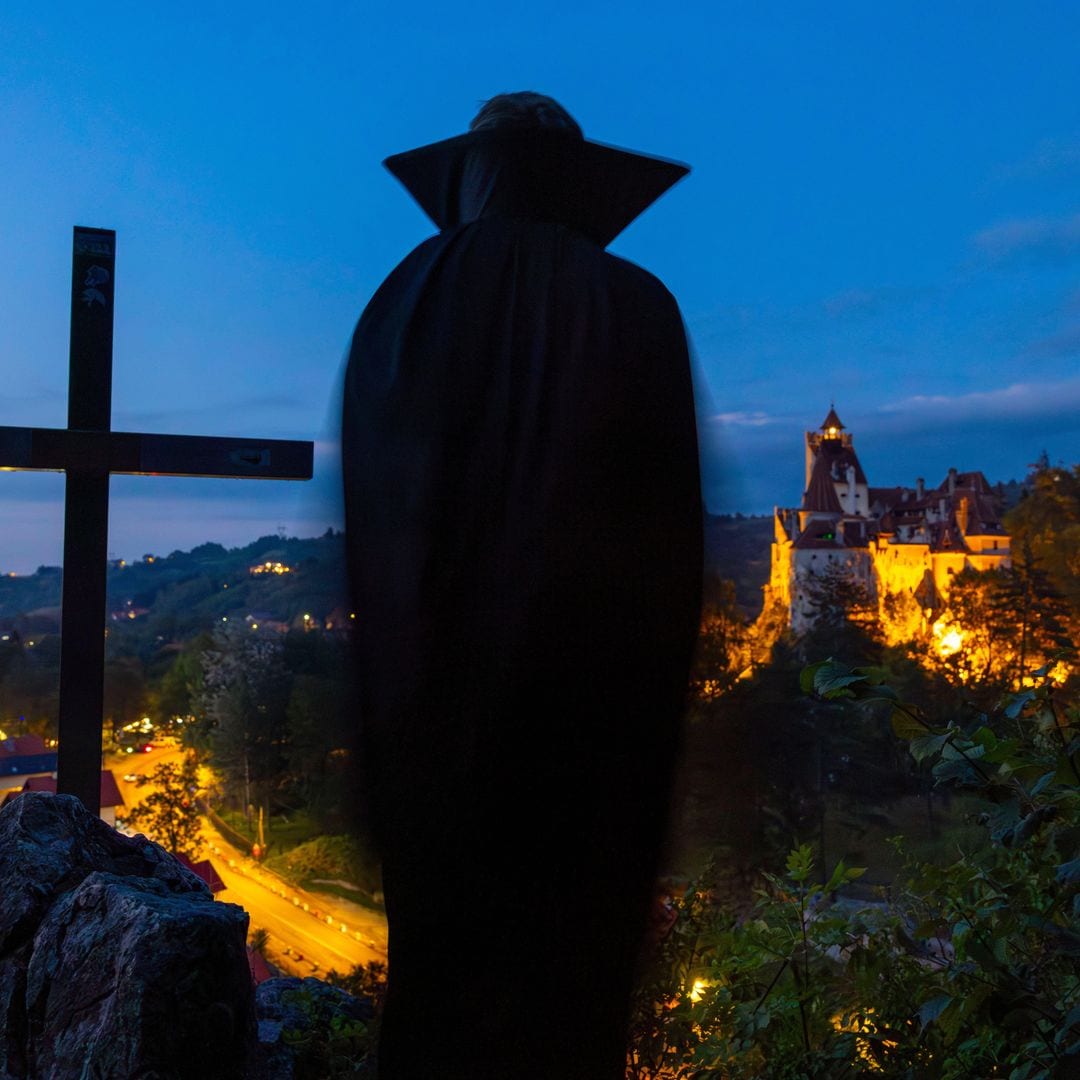 El vampiro frente al castillo de Bran.