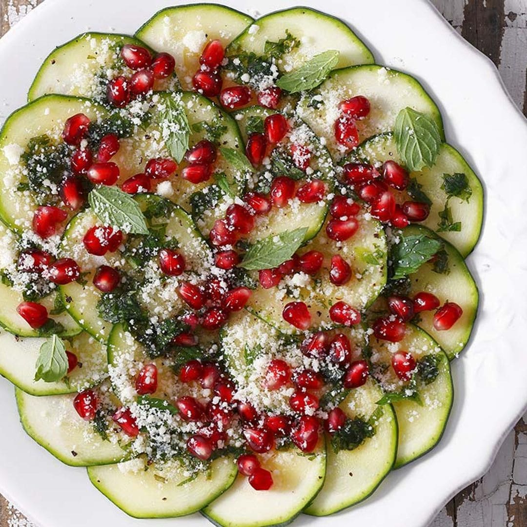 Carpaccio de calabacín con granada y menta