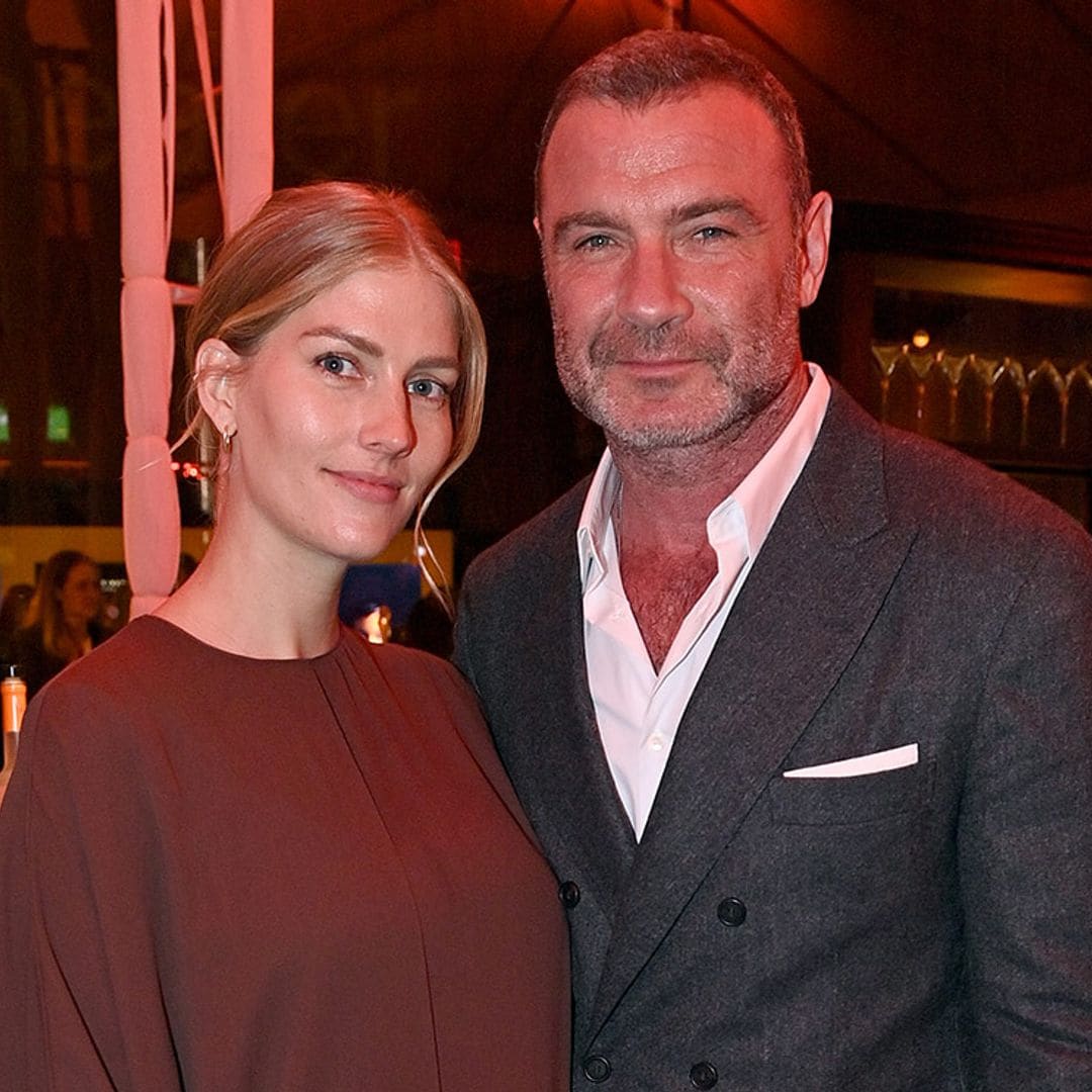 Liev Schreiber, ex de Naomi Watts, posa con su novia embarazada en el estreno de 'A Small Light'