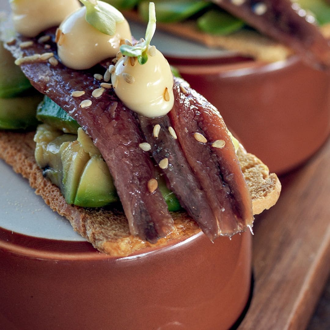 Canapés de anchoas y aguacate