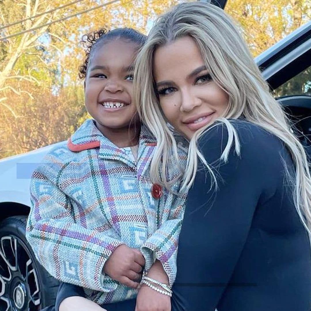 El bebé de Khloé Kardashian debuta en redes sociales junto a su hermanita True