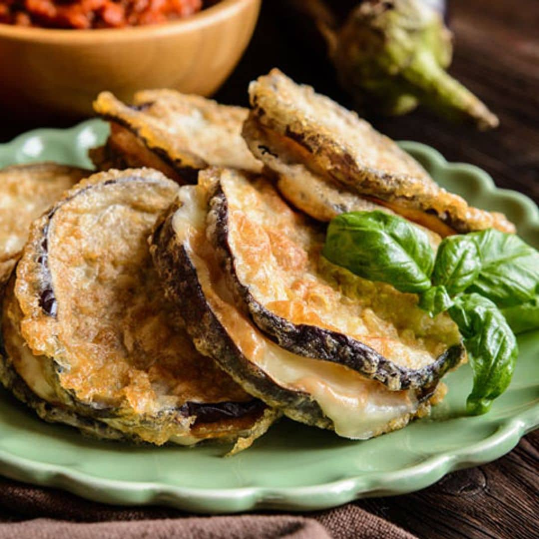 Emparedado de berenjenas con queso cremoso de oveja