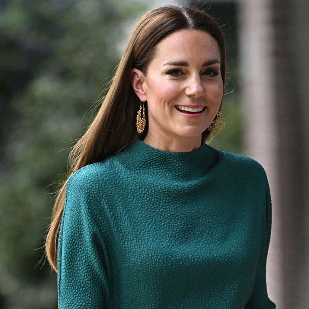 Vestido verde con lazos y pendientes XL: así ha debutado Kate en su cita con la moda británica