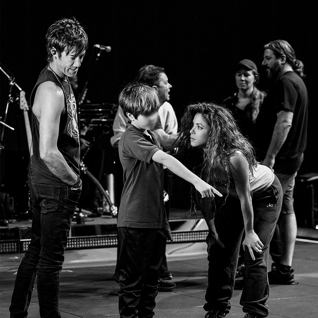 Junto a sus hijos, Shakira ensaya en el escenario días antes de que arranque su esperada gira