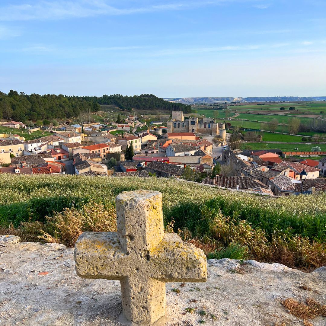 El pueblo de Valladolid que tiene casas cueva, bodegas y un castillo encantado