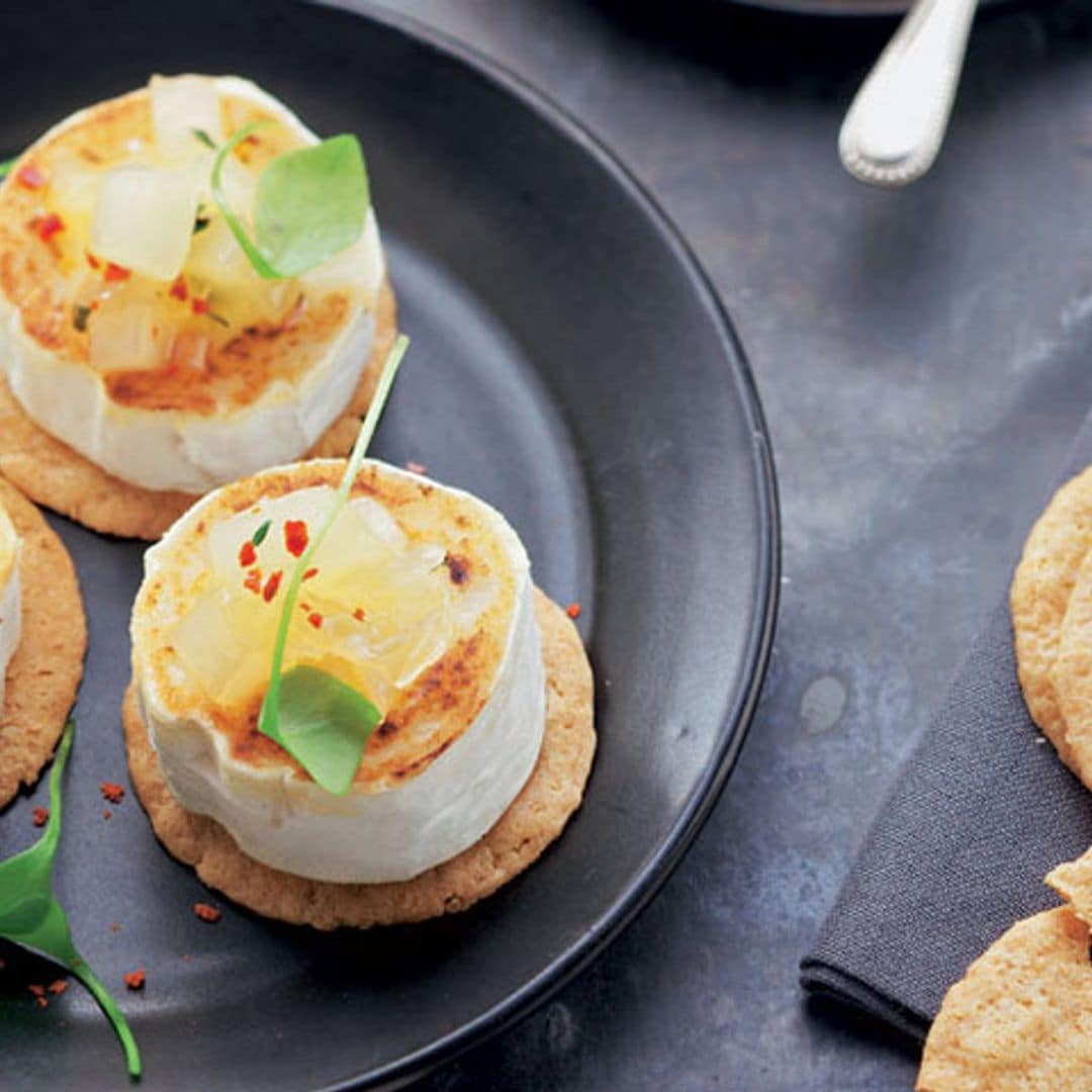 Tapitas de queso de cabra y compota de pera