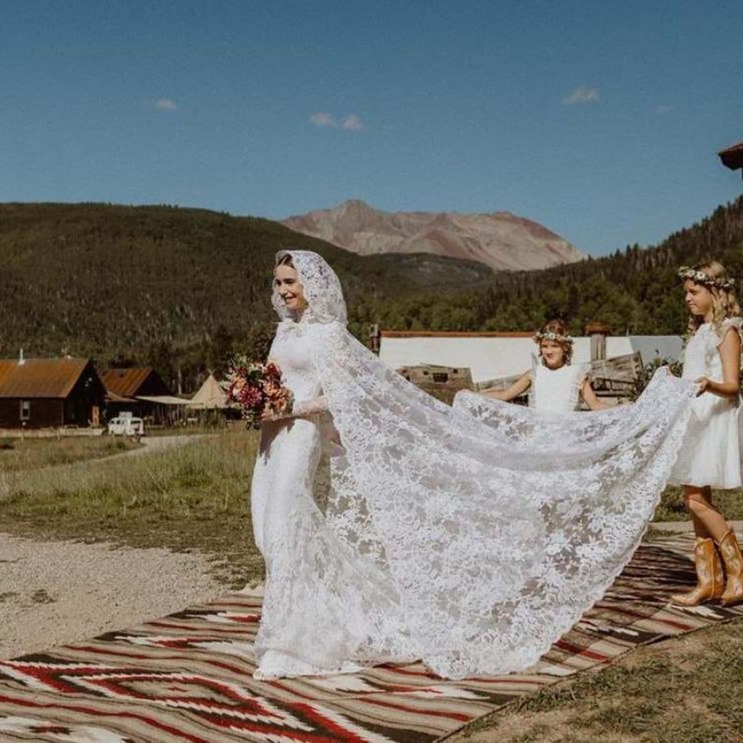 Lily Collins ('Emily in Paris') comparte nuevas fotos nunca vistas de su boda de ensueño