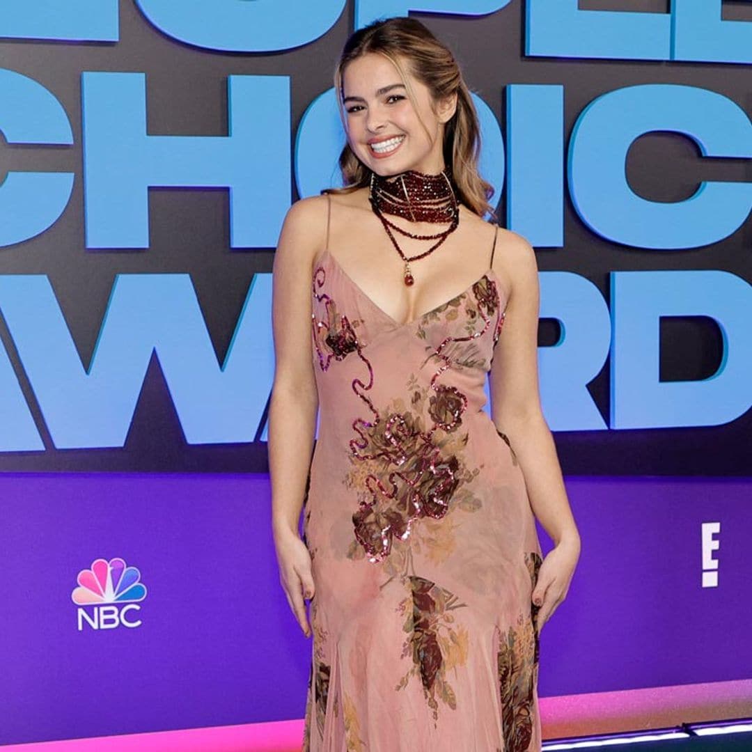 Addison Rae con un 'choker' de 1998 y otros looks virales de los People's Choice Awards