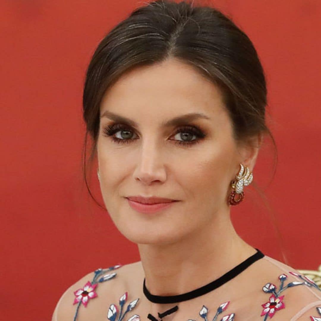 ¡Insuperable! Doña Letizia triunfa con un nuevo vestido de transparencias y bordados florales