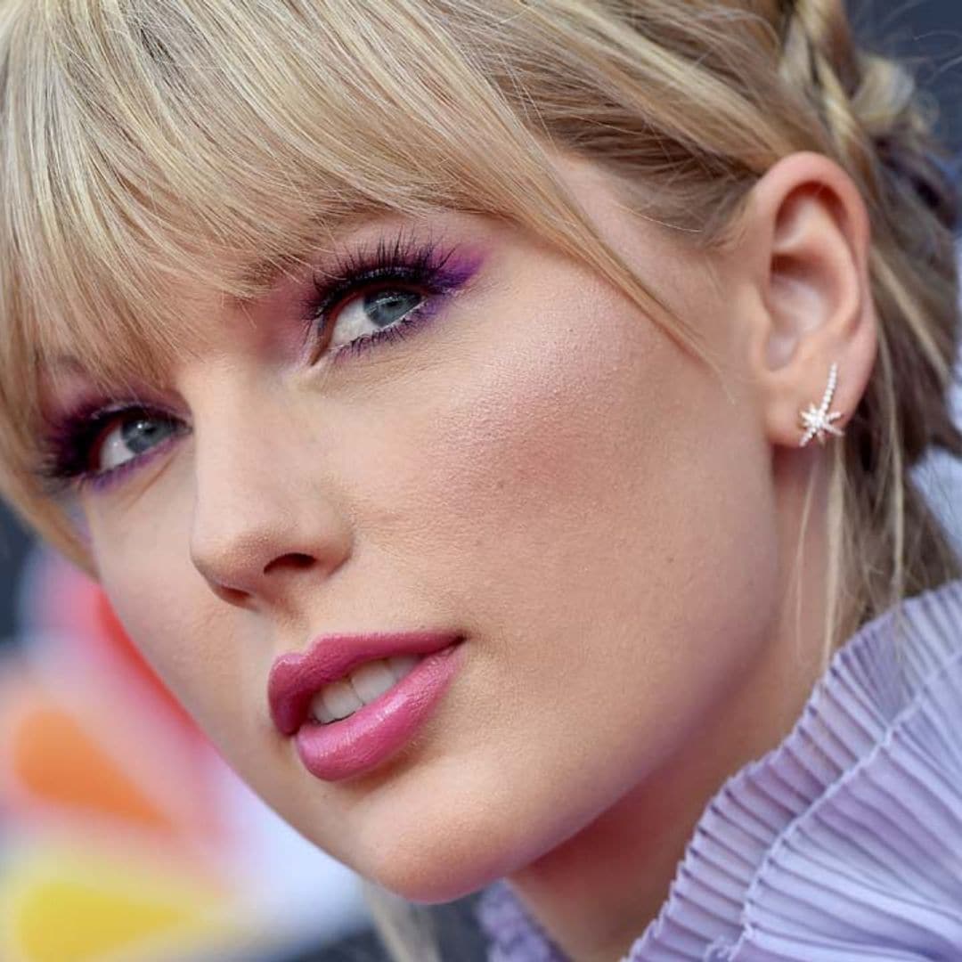 Taylor Swift se convierte en diseñadora de joyas para celebrar el relanzamiento del álbum 'Red'