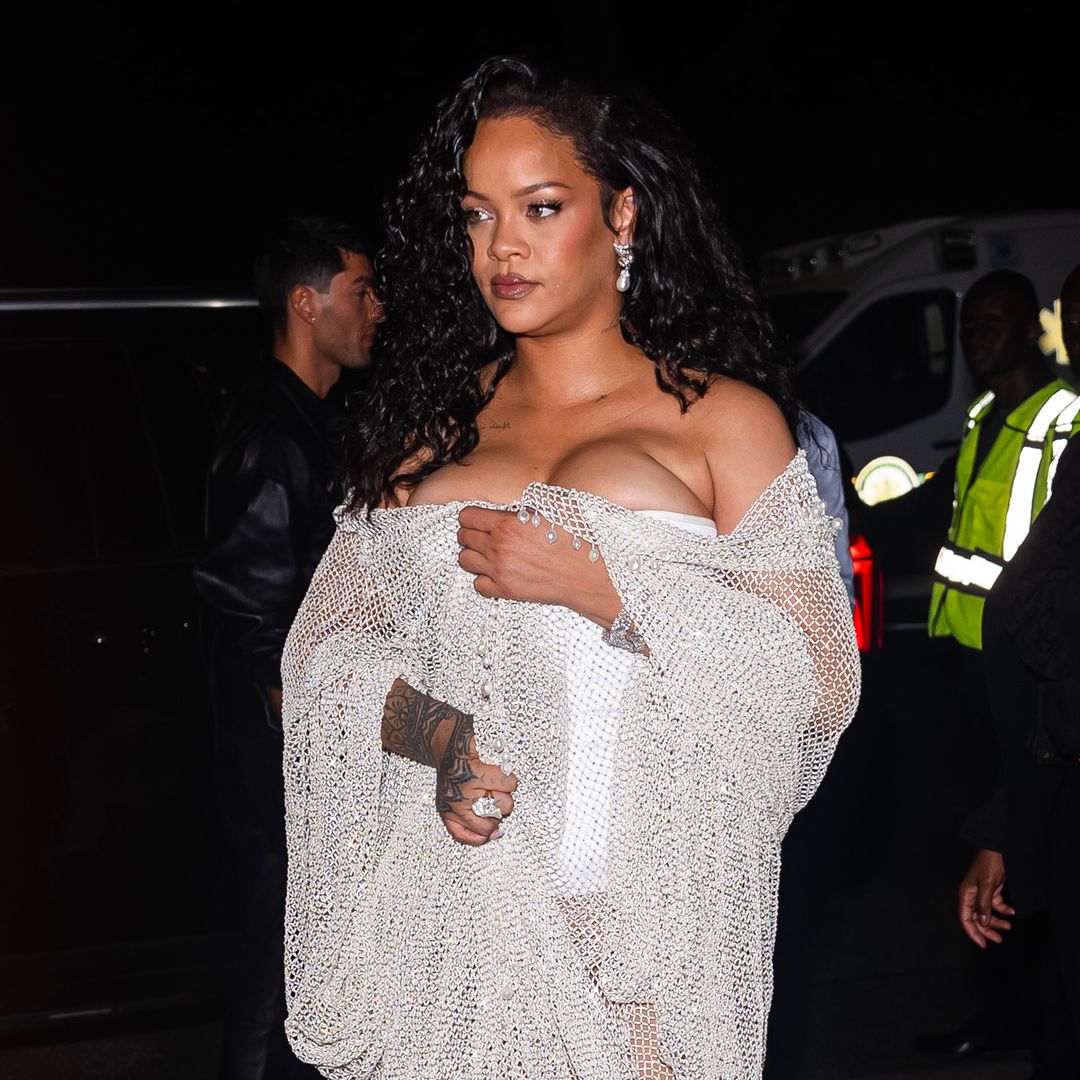 Rihanna triunfa en Nueva York con un espectacular vestido de red con pedrería y sandalias de tiras