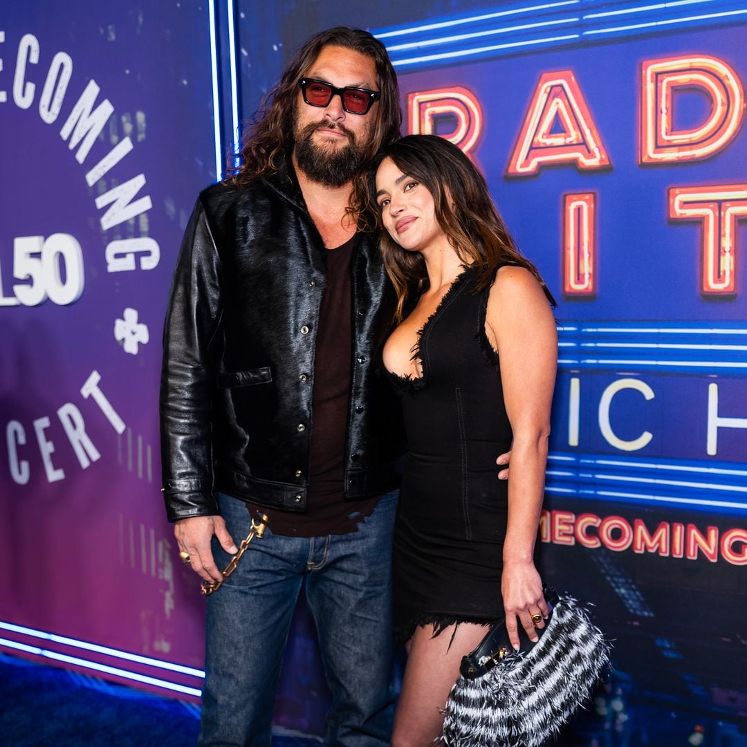 Jason Momoa y la actriz puertorriqueña, Adria Arjona, oficializan su relación posando por primera vez en una alfombra roja