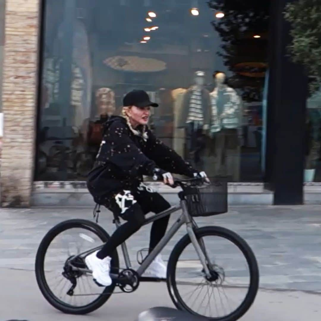 Madonna causa sensación por las calles de Barcelona paseando en bicicleta antes de su concierto