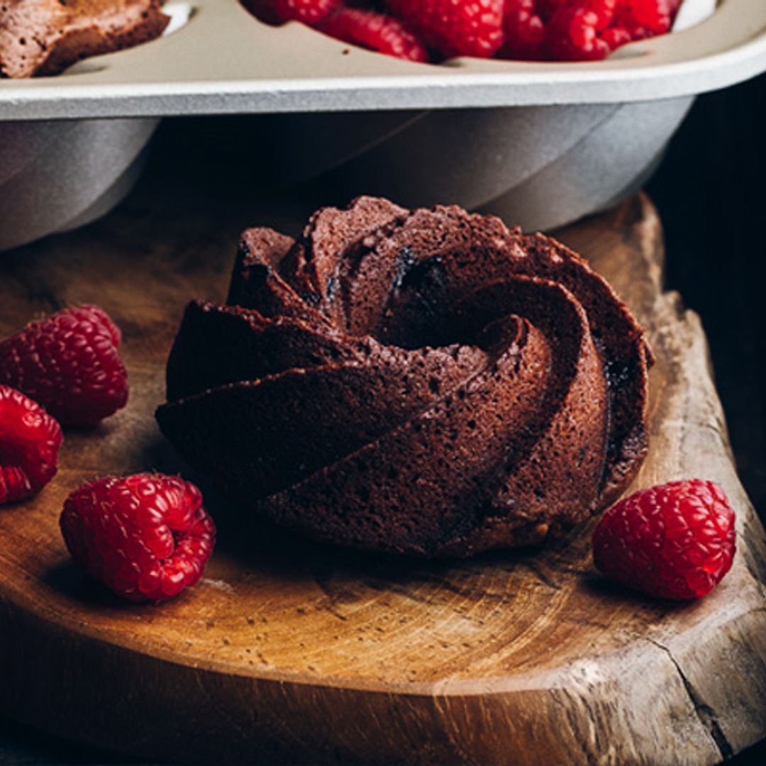 Mini 'bundt cake' de chocolate y frambuesas