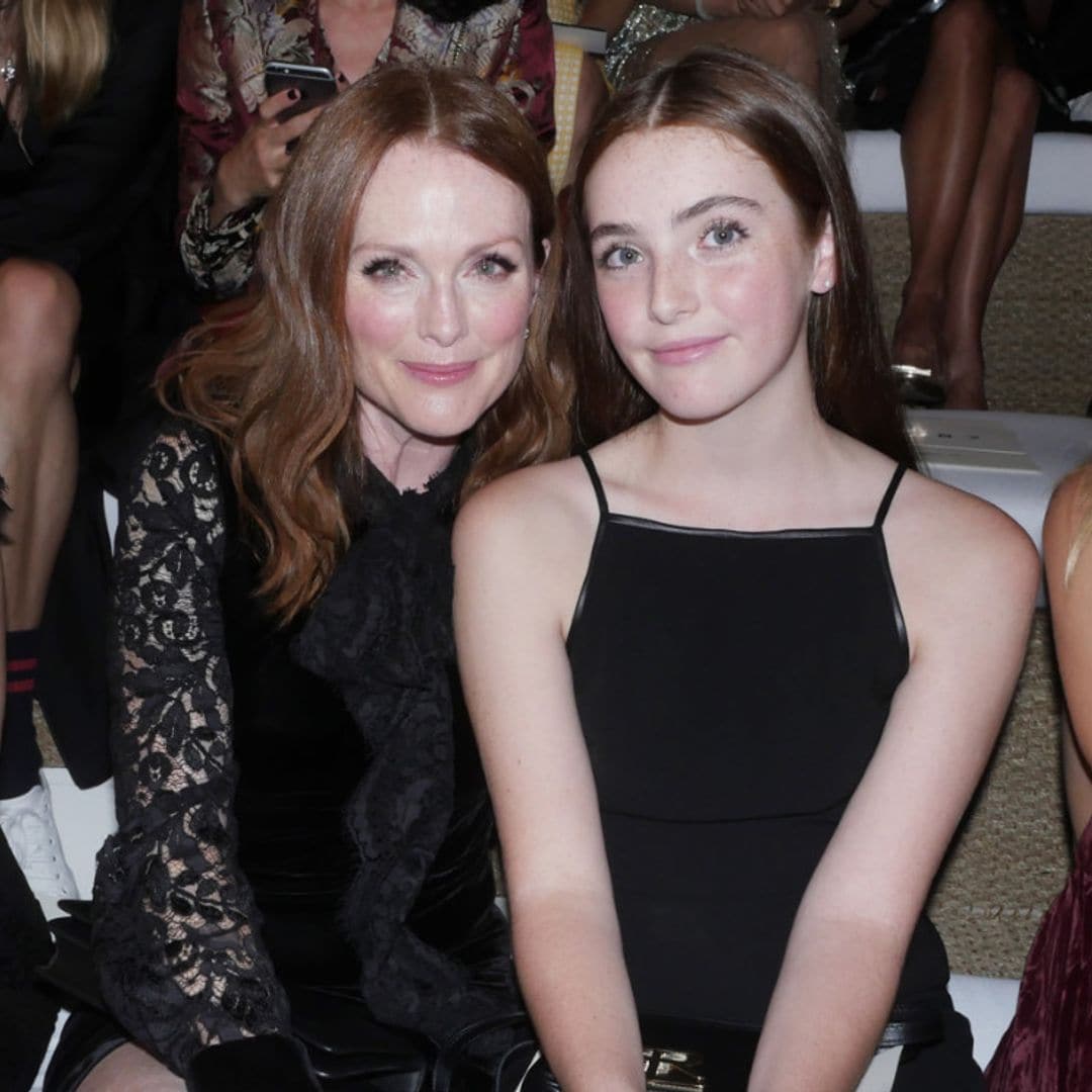 Así es Liv, la hija veinteañera de Julianne Moore que es igual que ella (y no solo por su físico)