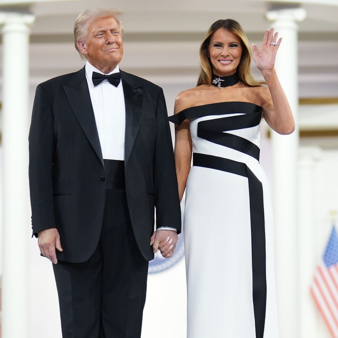 La primera dama, Melania Trump, derrocha elegancia en el baile inaugural ¡con un llamativo accesorio!