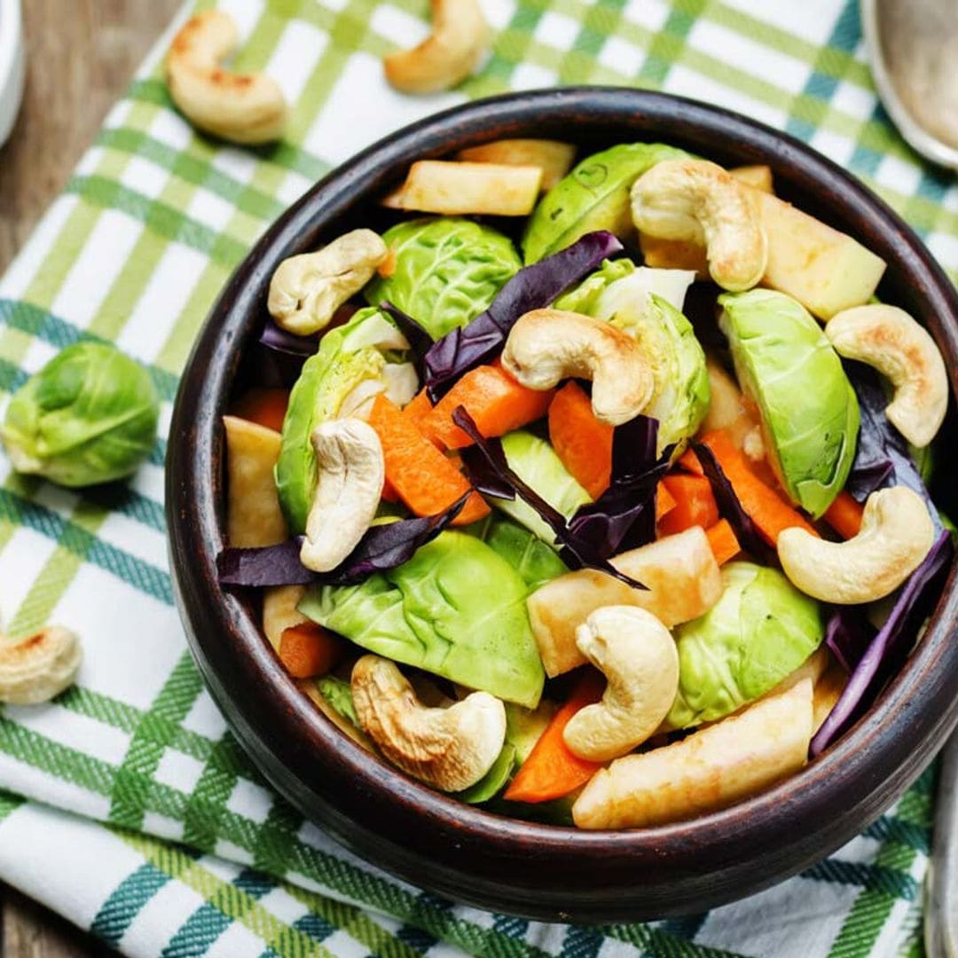 Ensalada de coles, manzana y anacardos