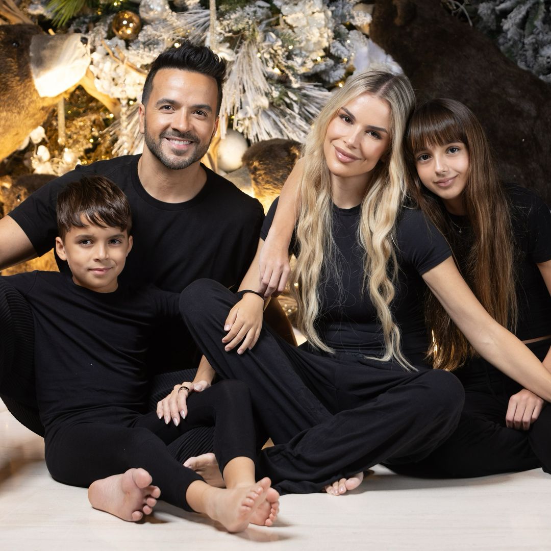 Luis Fonsi y Águeda López, su posado navideño más especial junto a sus hijos y con doble celebración