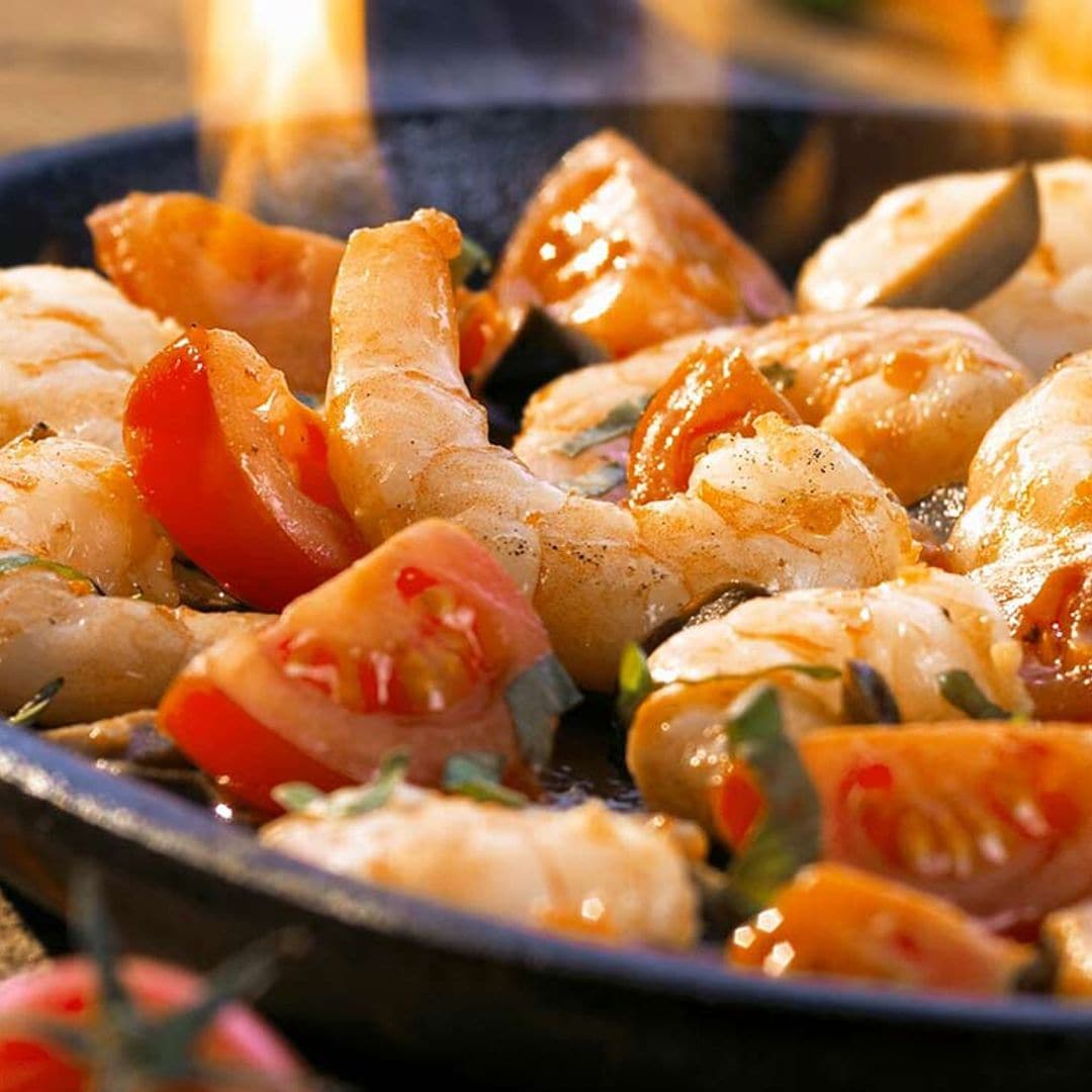 Langostinos con tomate y albahaca flambeados