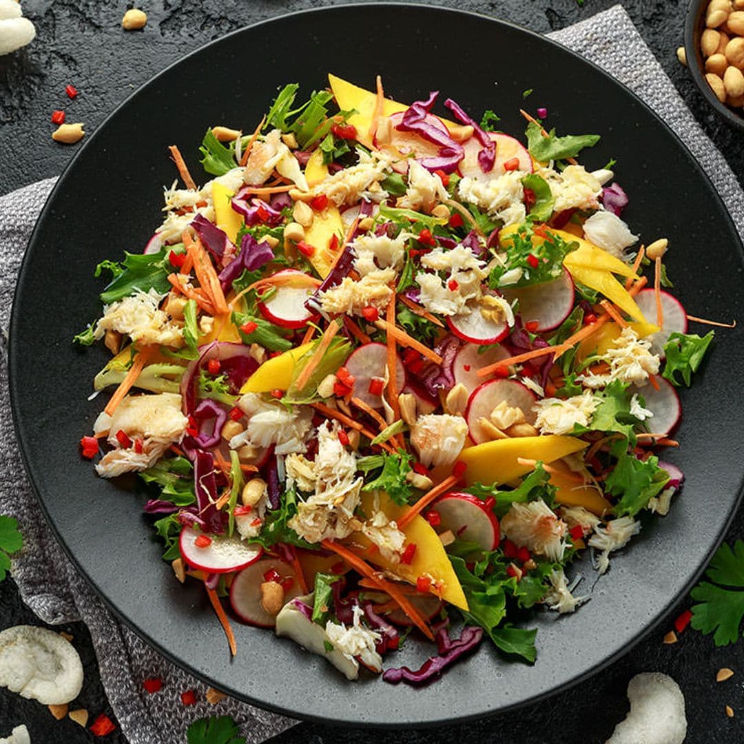 Ensalada de cangrejo, mango, cacahuetes y pan de gambas