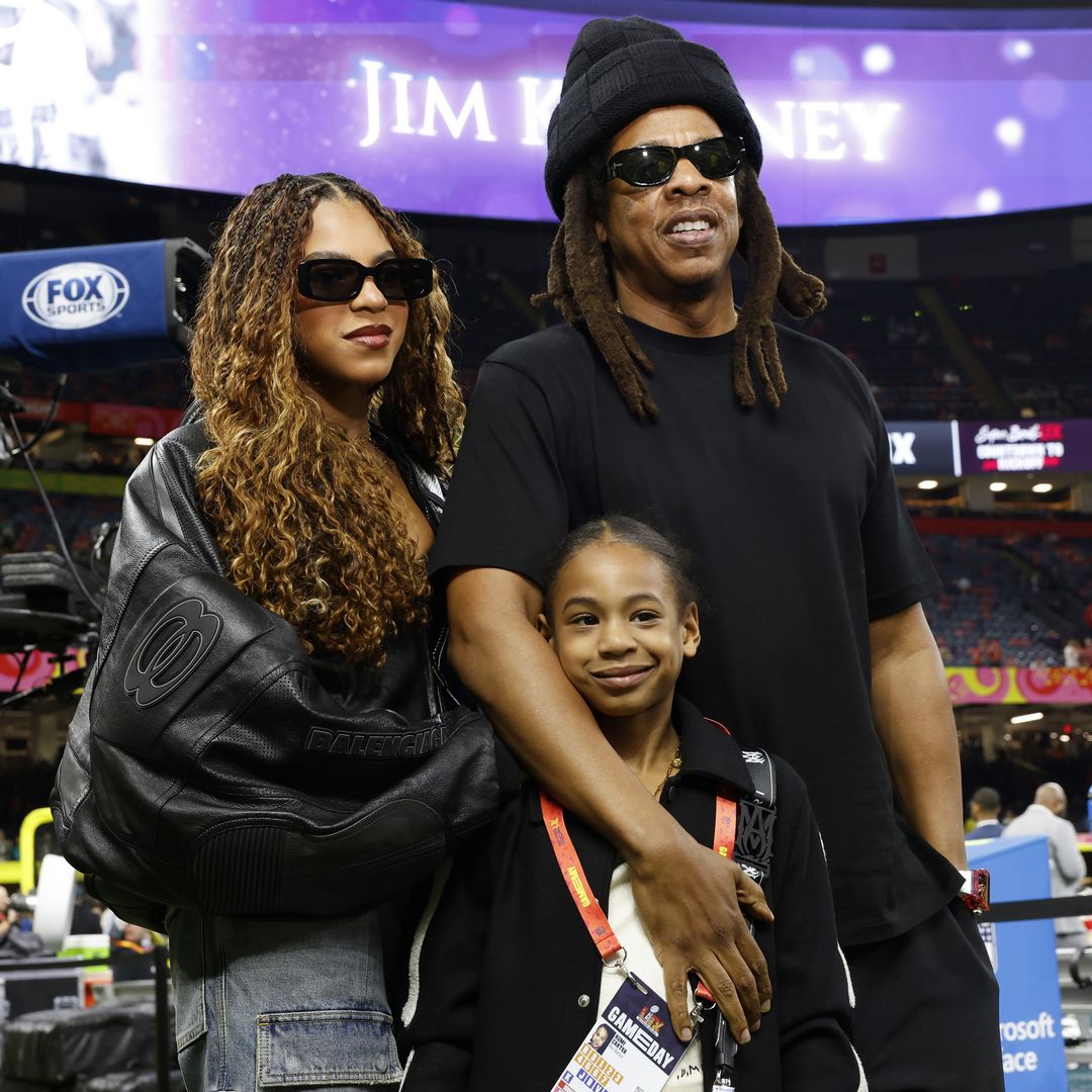 Blu Ivy y Rumi, hijas de Beyoncé y Jay Z, muestran su complicidad en el Super Bowl a través de sus looks