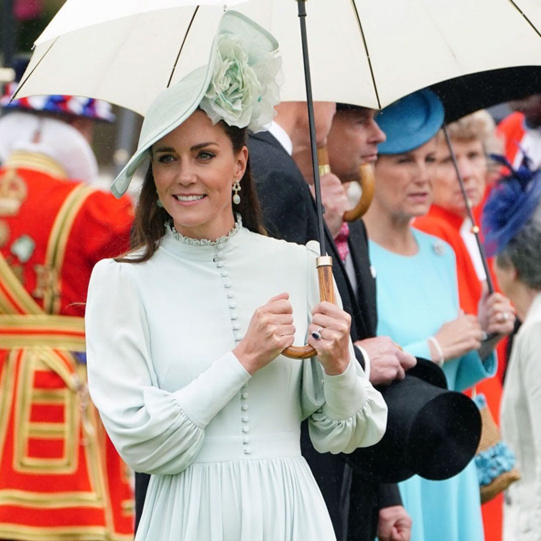 El look más romántico de Kate Middleton con tocado y guiño a la reina Letizia