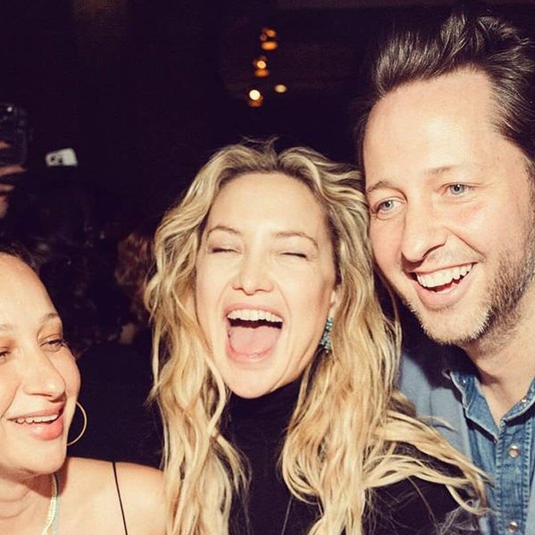 El periodista y escritor Derek Blasberg celebra su cumpleaños rodeado de estrellas ¡y soplando las velas con Kate Hudson!