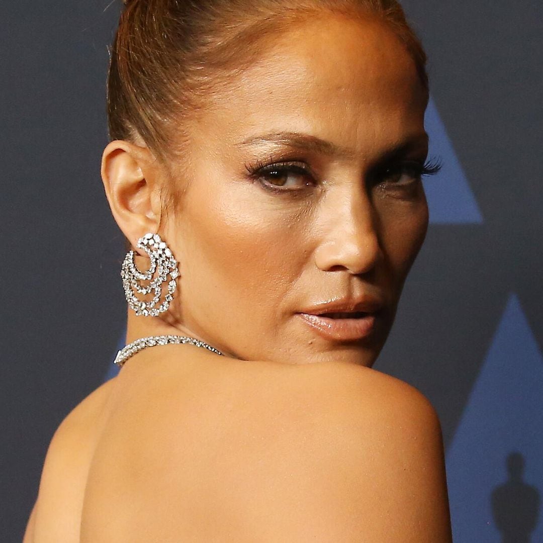 Jennifer Lopez presume de cuerpazo con un revelador traje de baño en su color favorito