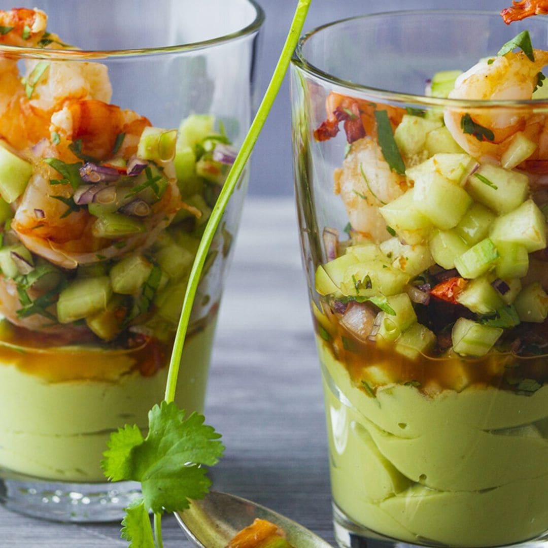 Chupito de gambas, pepino y crema de aguacate