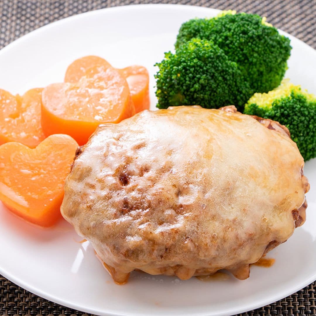 Filetes rusos de pavo con queso y guarnición de verduras