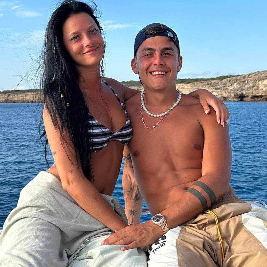 A casi nada de su quinto aniversario, Oriana Sabatini y Paulo Dybala pasean su amor por Ibiza