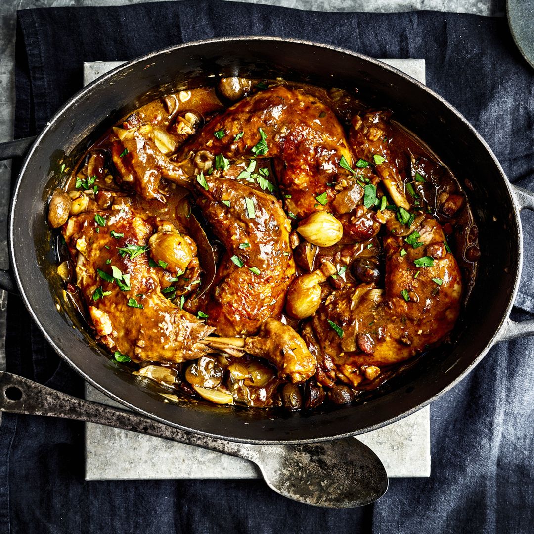 ‘Coq au vin’: cómo hacer este icónico plato de pollo al vino, al estilo de Julia Child