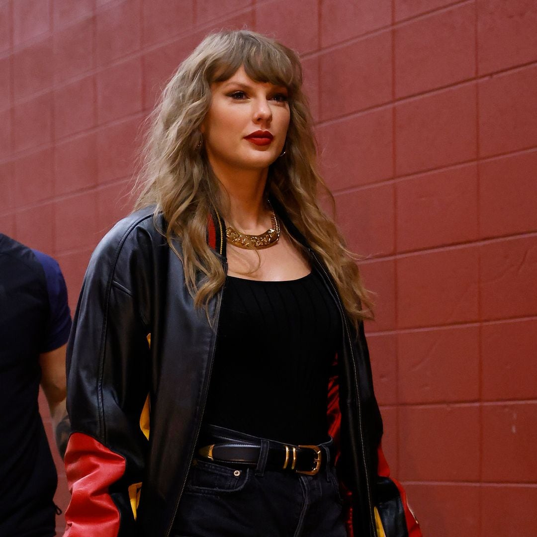 El look 'talismán' de Taylor Swift para apoyar a su novio: 'shorts' vaqueros con botas hasta la rodilla