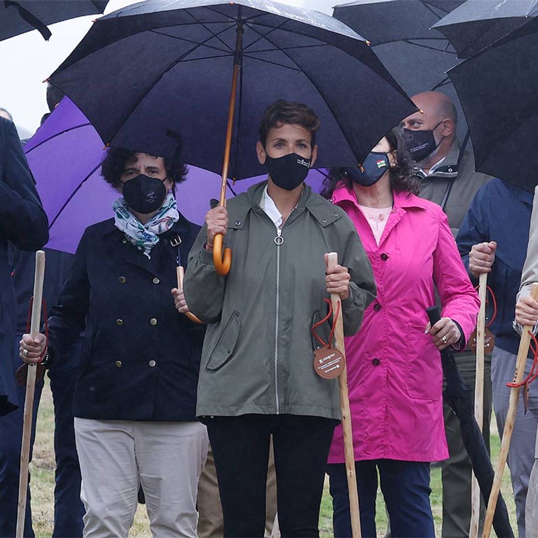 Felipe y Letizia recorren, como dos peregrinos, el arranque del Camino de Santiago en Roncesvalles