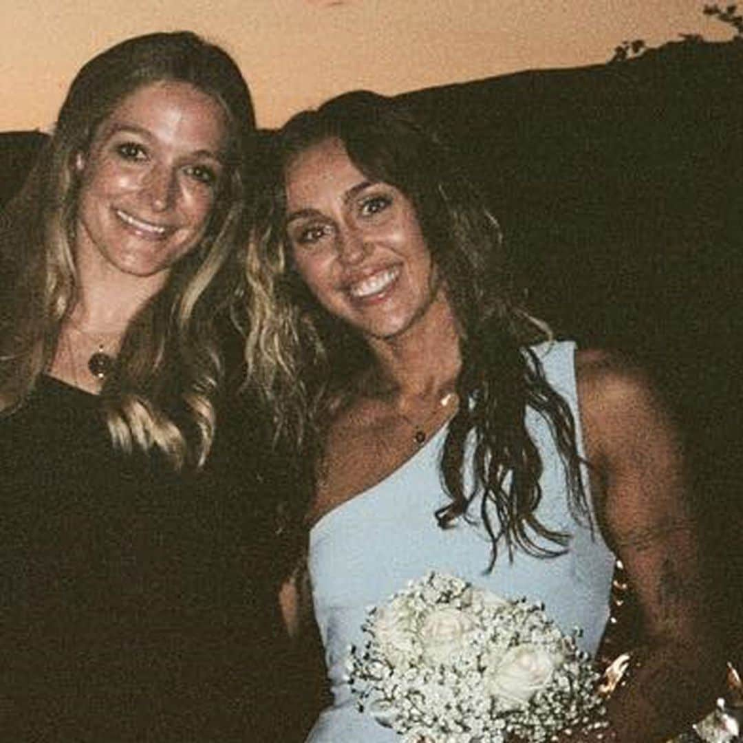 El inesperado look de invitada que Miley Cyrus llevó a la boda de su madre y tú puedes comprar