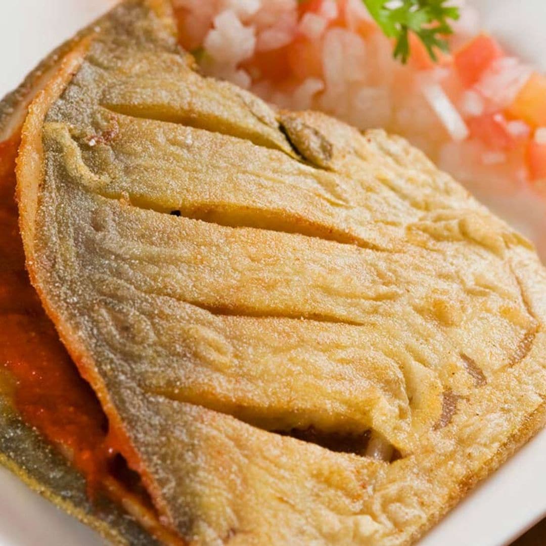 Palometa frita con picadillo de cebolla y tomate